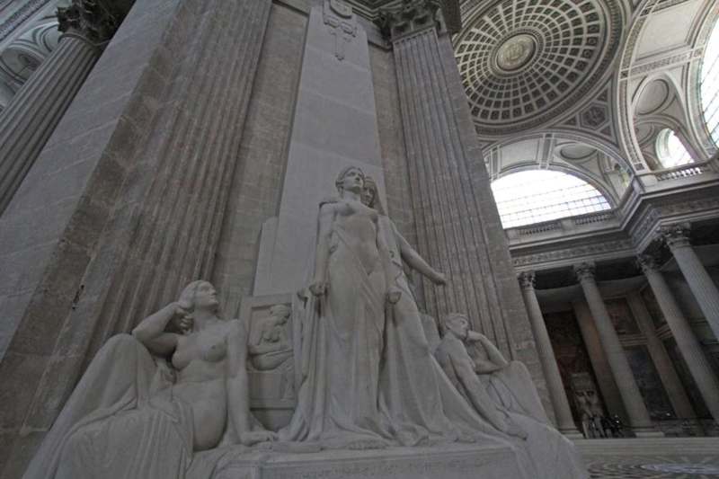 a statue of women in a building