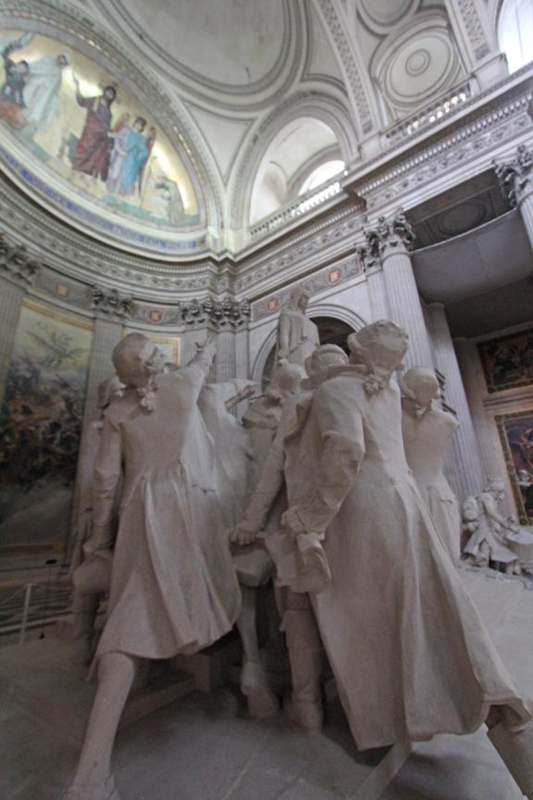a statue of people in a building