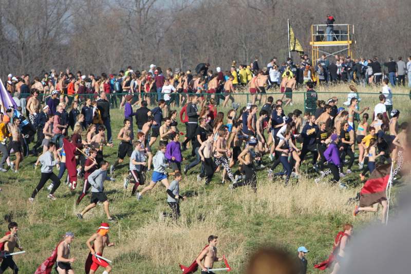 a large group of people running in a field