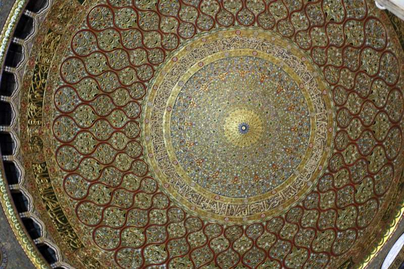 a ornate ceiling with intricate designs