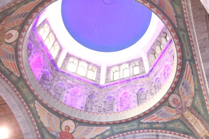 a circular ceiling with a blue sky