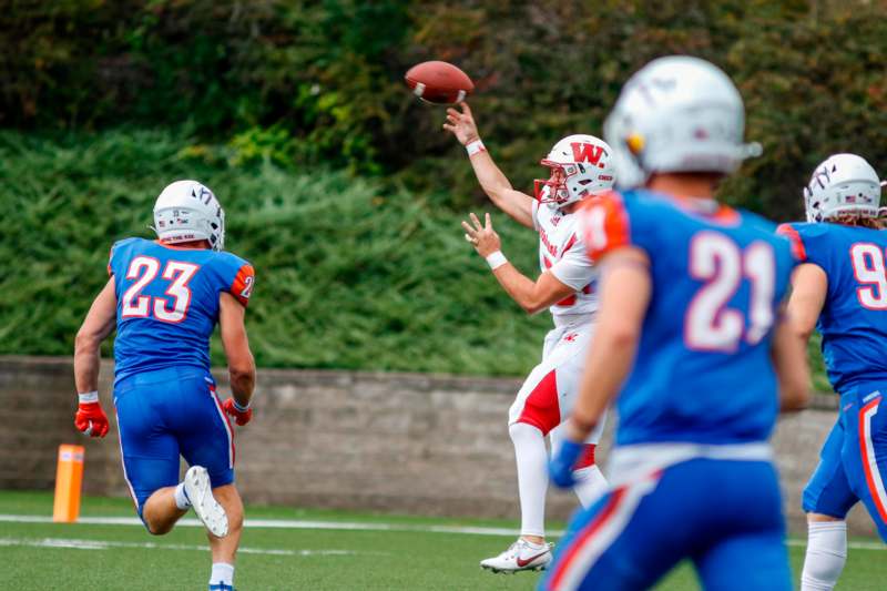 a football player throwing a football