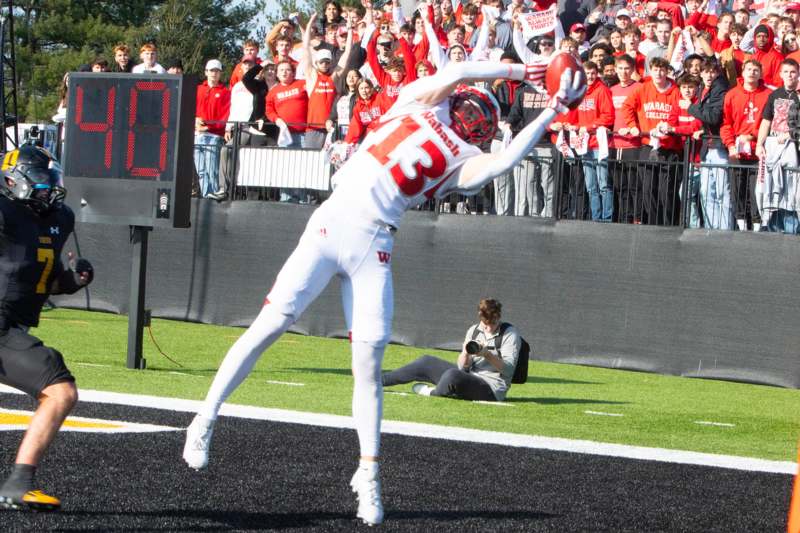 a football player catching a football