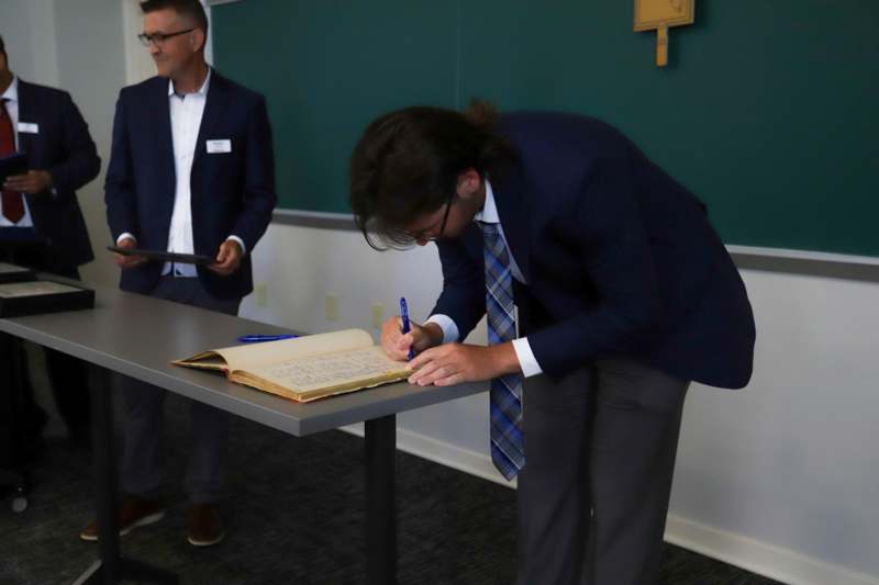 Robert Manuzzi signs the Phi Beta Kappa book.
