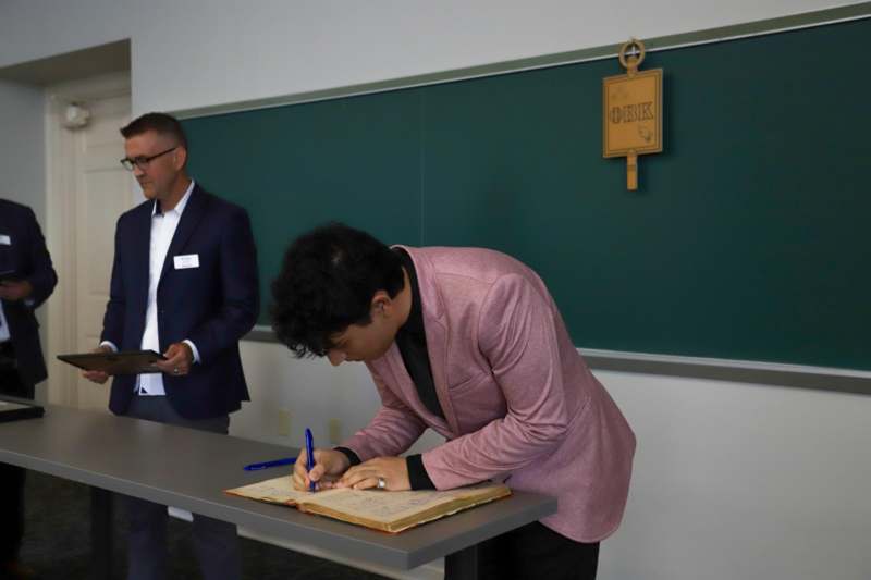 Arman Luthra signs the Phi Beta Kappa book.