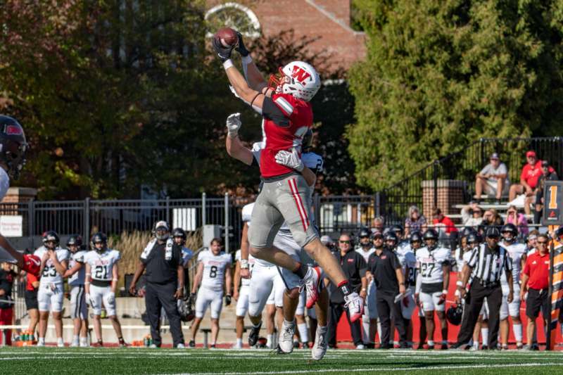 a football player catching a ball